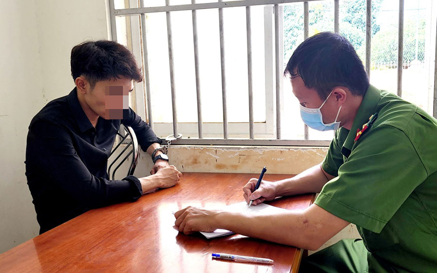 Chơi cờ bạc truyền thống bị lừa - 2 thanh niên ở Bắc Giang làm liều đi cướp tiệm vàng